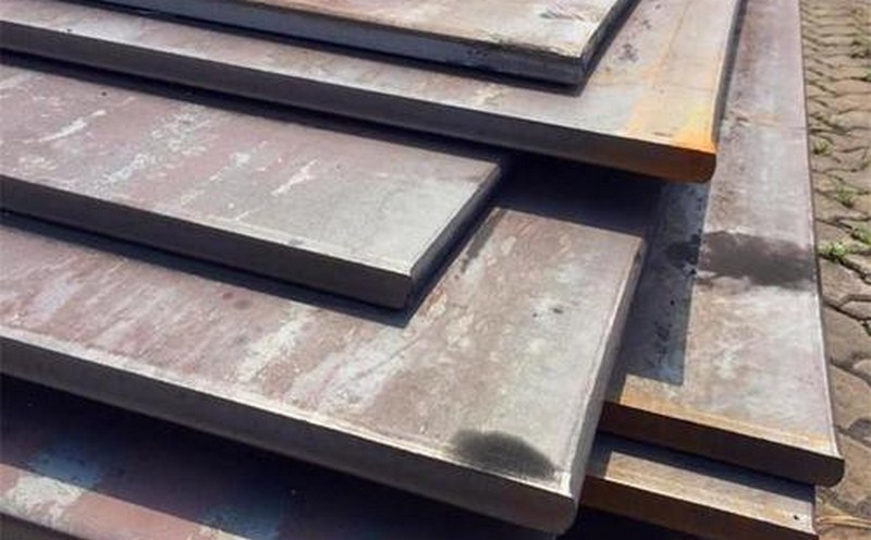 SM570钢板是日本标准 JIS G3106- 1995《焊接结构用轧制钢材》中的低合金高强度钢板牌号。其强度和级别是日标中最高的，广泛应用于工程机械、桥梁、容器、车辆、电力设备及其他结构件。SM570低合金高强板具有较高的强度和低温冲击韧性。长期应用于各大工程机械厂、煤矿机械厂。